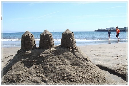 santaCruzBeach_sandCastle.JPG