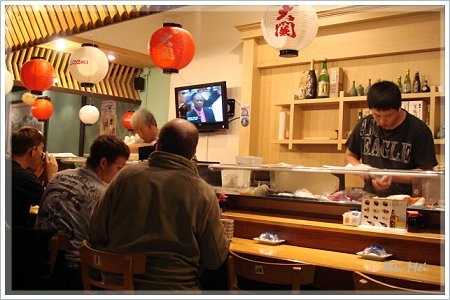 momoyaSushi_bar.JPG