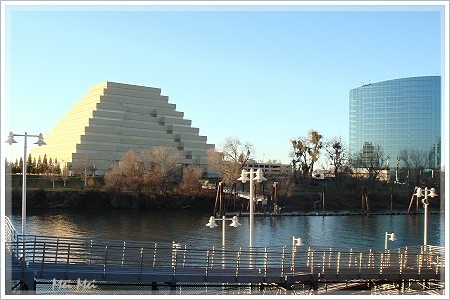 oldSacramento_riverSide.JPG