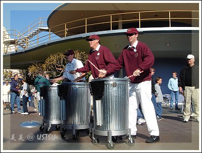 disneyland_trashCan.jpg