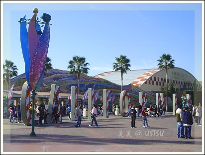 CaliforniaAdventure_entrance.jpg