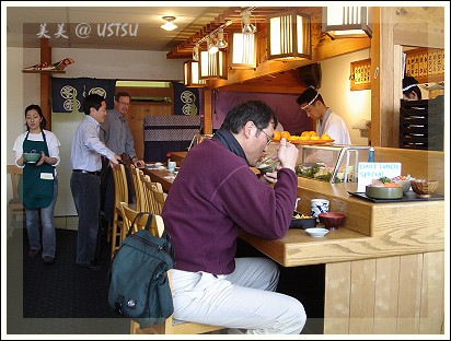 sushiTomi_bar.jpg