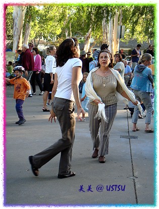 twilightConcert_2girls2.JPG