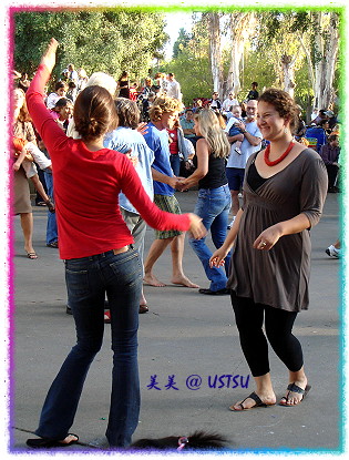 twilightConcert_2girls.JPG