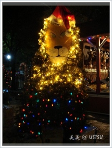 xmasPark_lionTree.JPG